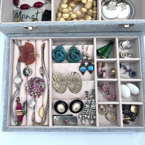 Vintage To Modern Costume Jewelry Mixed Lot Brooch Rings Necklace in Jewelry Box - Picture 2 of 14